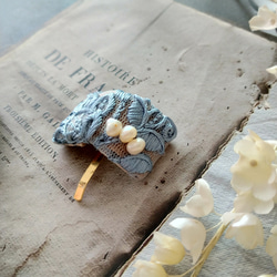 【清楚な上品刺繍】 人気くすみブルーとベビーパール 小ぶりなクラシカルポニーフック/ボタニカル柄 8枚目の画像