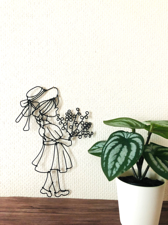 ワイヤーアート ワイヤークラフト 花束と女の子 2枚目の画像