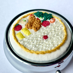 手刺繍　お弁当箱ピルケース/アクセサリーケース/小物ケース　食べ物モチーフ　薬入れ 5枚目の画像