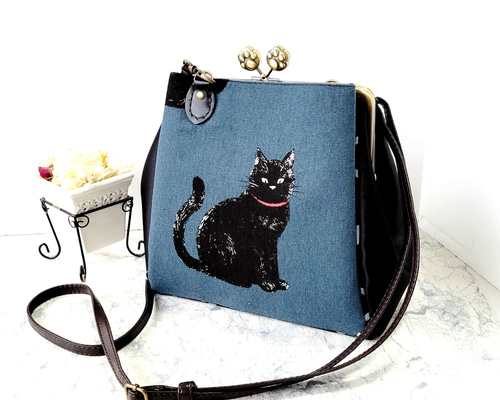 薔薇と黒猫　あおりがま口バッグ　ショルダー紐付き お買い得！】 薔薇と黒猫 あおりがま口バッグ ショルダー紐付き