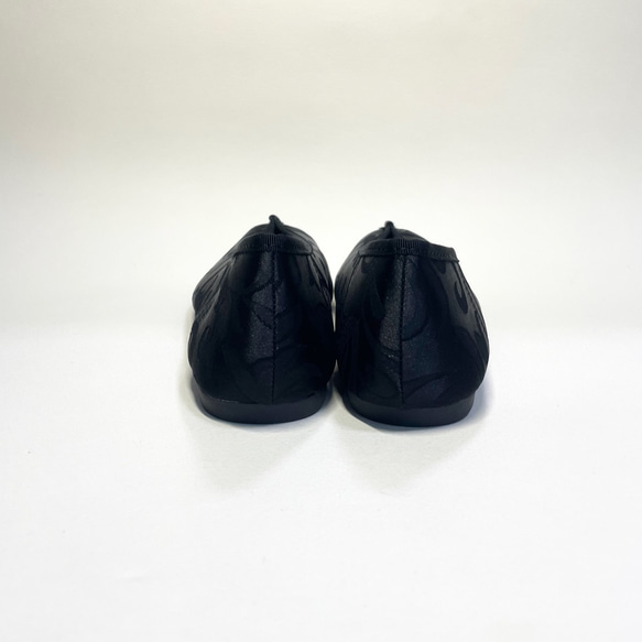 軽くて足当たりの柔らかいバイカラーチャイナシューズ (ブラックアイビー × ラバーシルバー) 22.5cm〜25.0cm 5枚目の画像