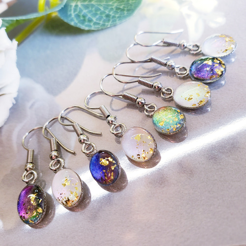 小さな青の彩。シンプルな小さめ偏光カラーピアス(キャッチ付き 