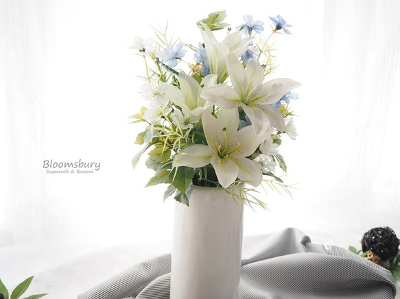 ＜仏花＞白ユリと小花のお供えの花 white & blue（花束タイプ）~ artificial flower ~ 3枚目の画像