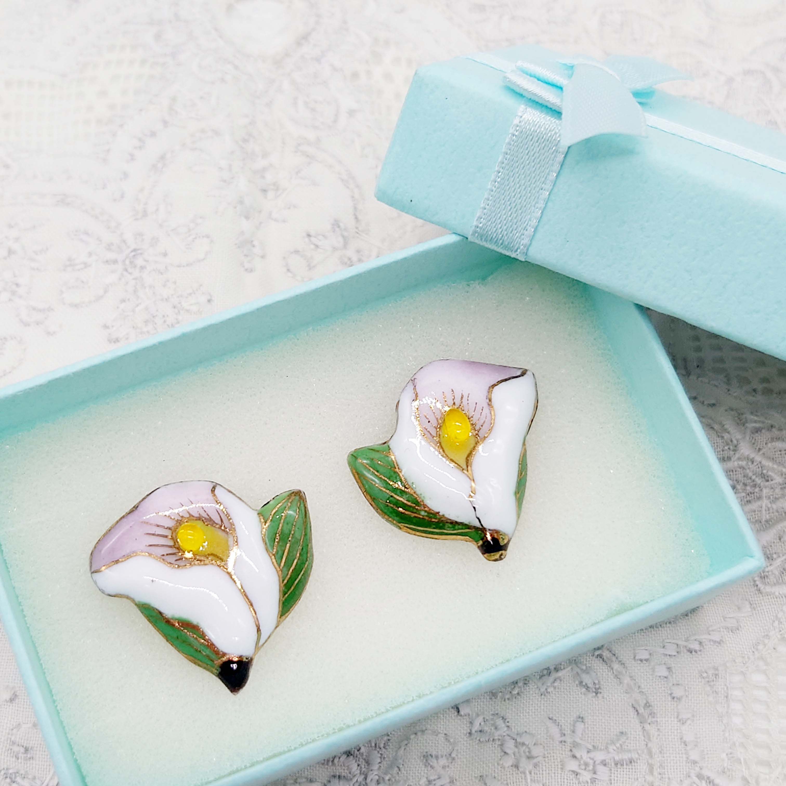 カラーの花の七宝焼ピアス[受注制作]