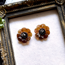 花柄Small / ビーズステッチで編んだ小さなお花のピアス クリアボルドー ぶどう色 ワイン色 2枚目の画像
