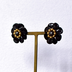 花柄Small / ビーズステッチで編んだ小さなお花のピアス ブラック  モダン シック モノトーン 黒 3枚目の画像