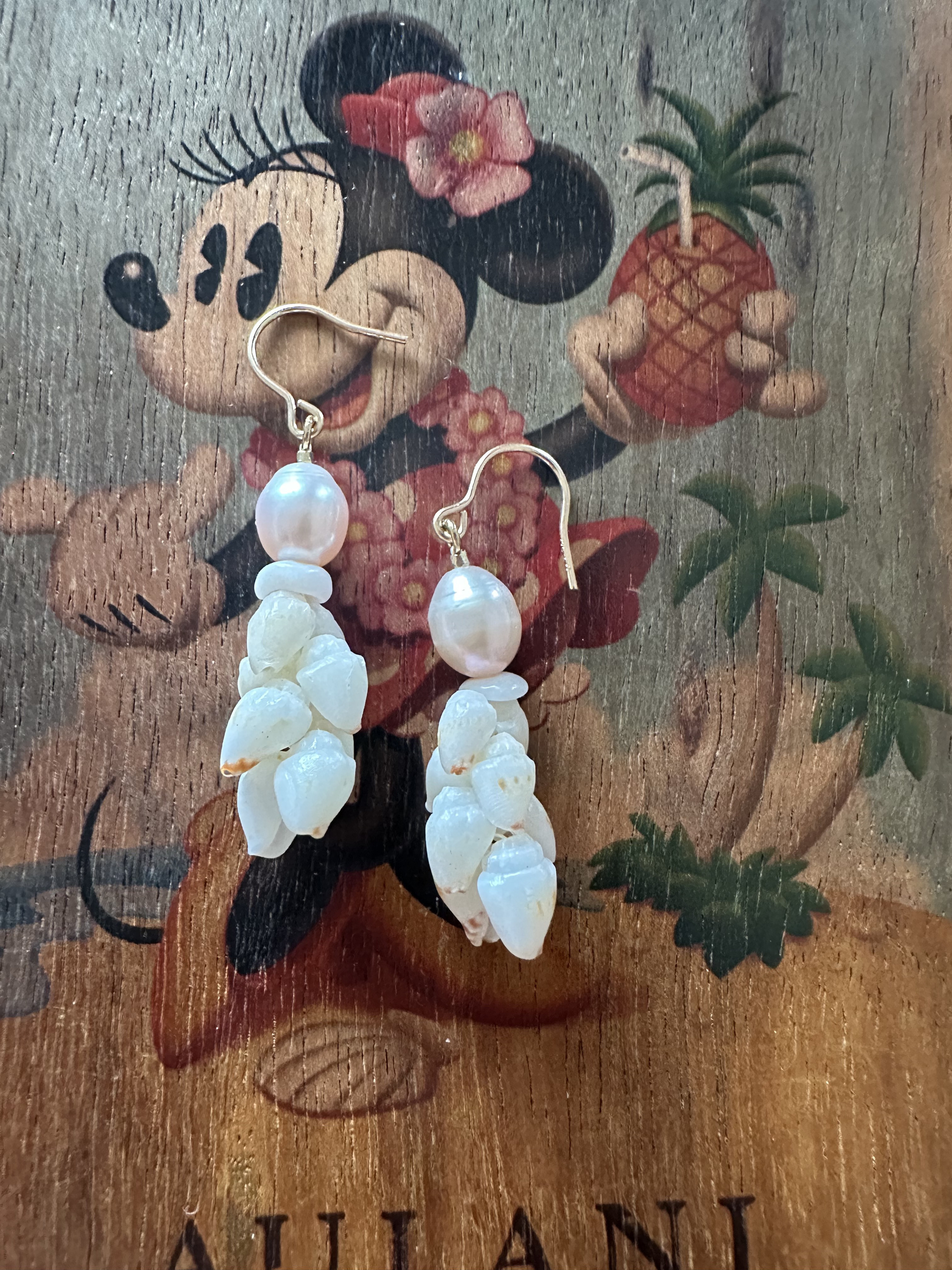 ピンクパールとニイハウモミシェルのグラデーションピアス