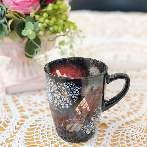 油絵赤白ボーダーの花瓶と花