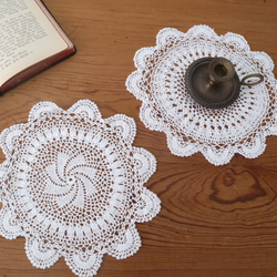 ドイツの手仕事/細やかな手編みレースの円形ドイリー2点 (ヴィンテージ リメイク素材) 2枚目の画像
