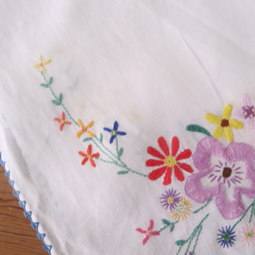 フランスの手仕事/カラフルなお花の手刺繍 大判サイズ テーブルクロス