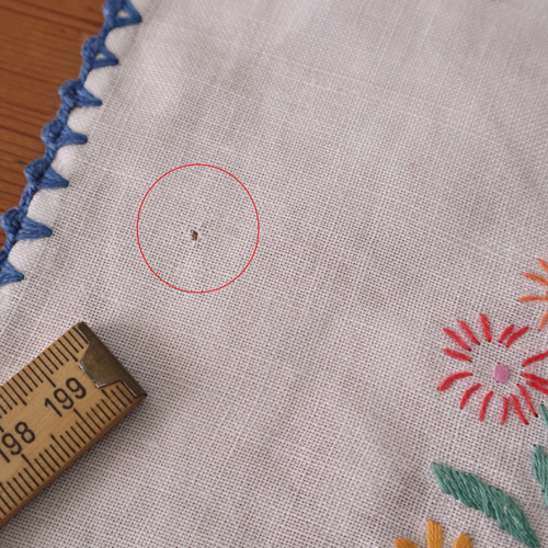 薔薇のモチーフ毛糸手刺繍　混紡リネン　大判テーブルクロス 薔薇のモチーフ毛糸手刺繍 混紡リネン 大判テーブルクロス