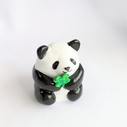 幸せ見つけた♡パンダさんの置物（粘土細工） 2枚目の画像