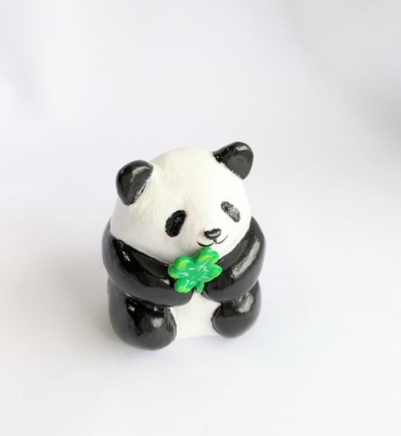 幸せ見つけた♡パンダさんの置物（粘土細工） 2枚目の画像
