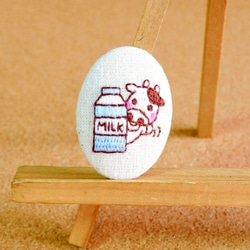 くるみボタンのブローチ〜ミルク＆うしさん刺繍〜　※受注生産 1枚目の画像