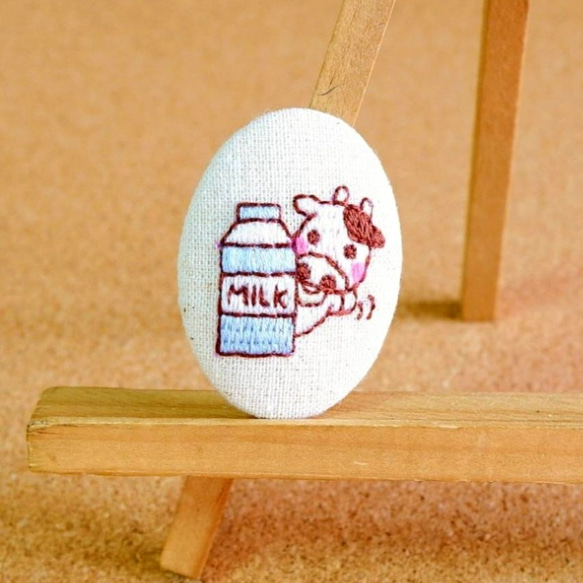 くるみボタンのブローチ〜ミルク＆うしさん刺繍〜　※受注生産 1枚目の画像