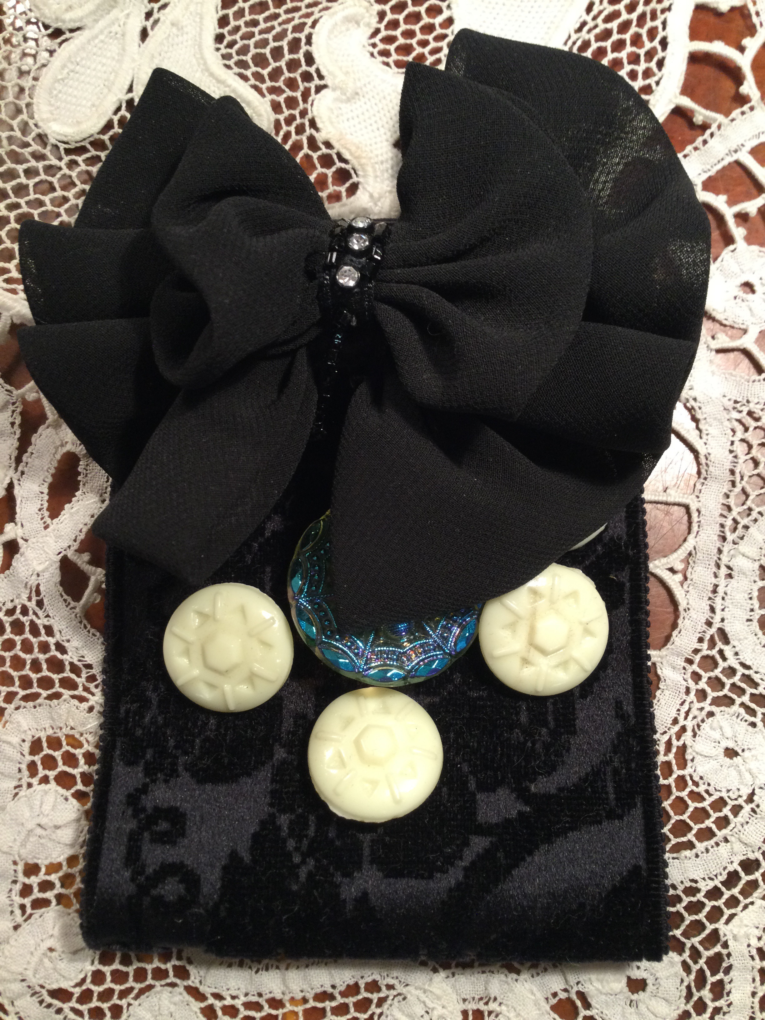 ヴィンテージ　ウランガラスで作られた大きなブローチ 4,818円