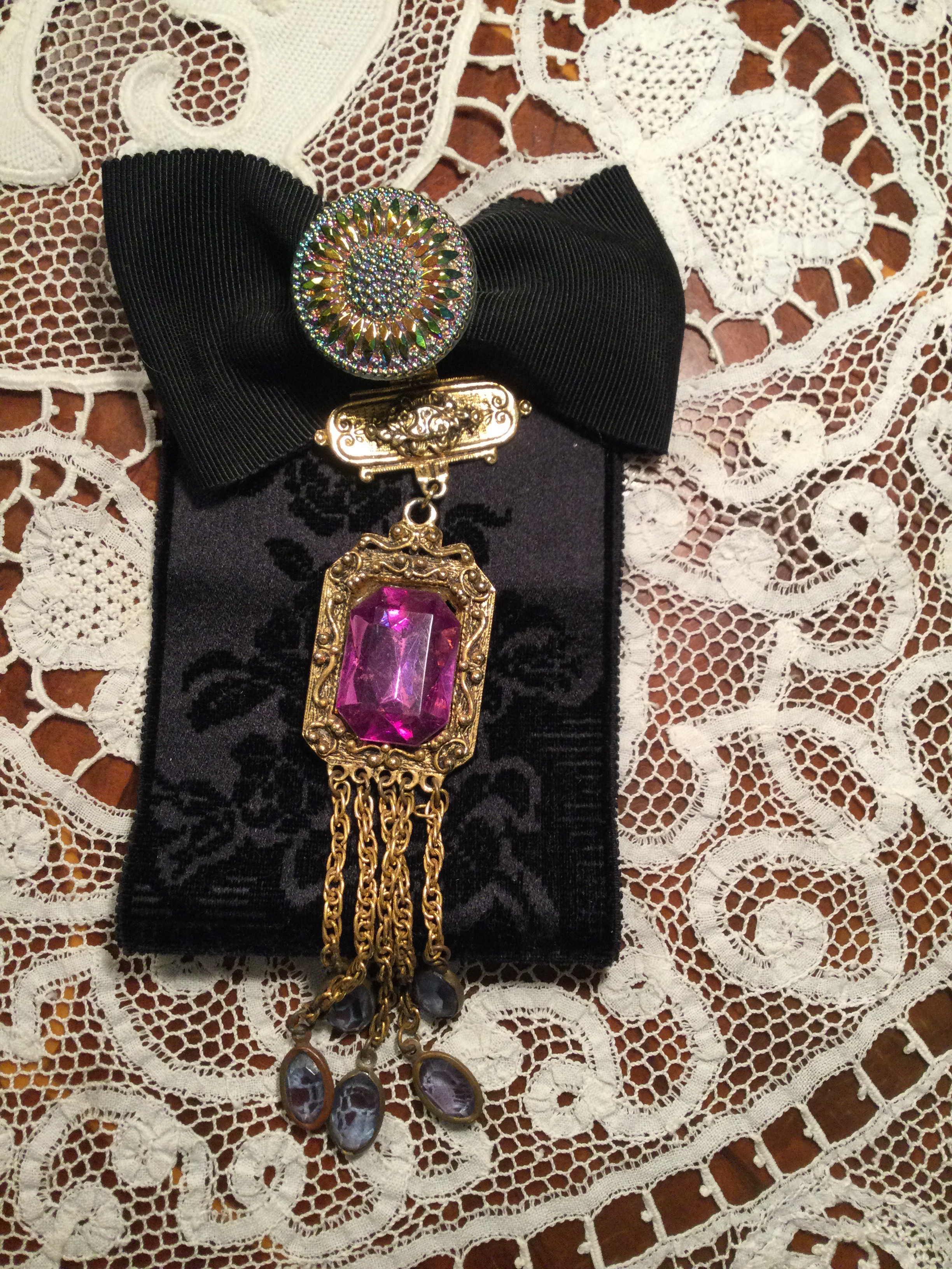 ヴィンテージウランガラスと　ヘッドで作られた大きなブローチ