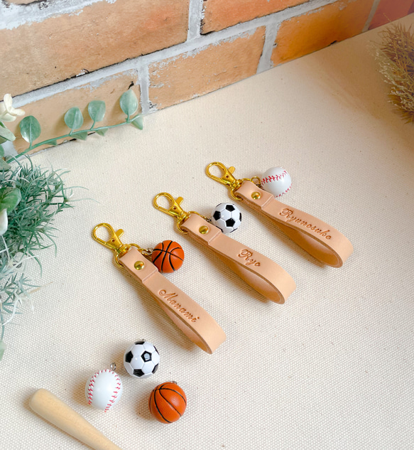 ~卒団、卒部の記念品に~ 革小物屋が作る 部活チャーム付き本革キーホルダー 1枚目の画像