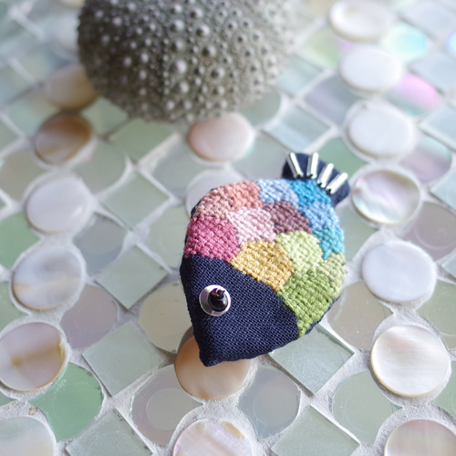 お魚の刺繍 ブローチ【穏‐ダーニング刺繍】 ブローチ Mikuru 通販