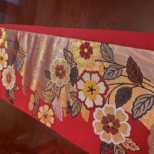 2231深紅に豪華刺繍！タッセル付き正絹テーブルランナー 帯