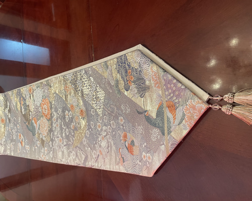 2233優美な刺繍の袋帯で作ったタッセル付き正絹テーブルランナー