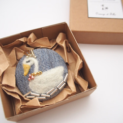 白鳥モチーフの羊毛フェルト・ビーズ刺繍のブローチ 1枚目の画像