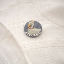 白鳥モチーフの羊毛フェルト・ビーズ刺繍のブローチ 3枚目の画像
