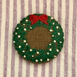 クリスマス刺繍ヘアゴム/ブローチ　リボンのクリスマスリース 1枚目の画像