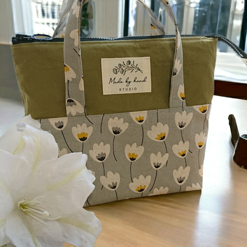 持ち手のついた、大きめ切り替えファスナーポーチ 『レトロフラワー 