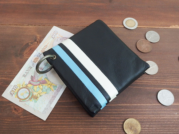柔らかレザーの2折れ財布☆ブラック☆ストライプが魅力☆ベーシック☆カラフル♪　使いやすい大きな小銭入れです。 2枚目の画像
