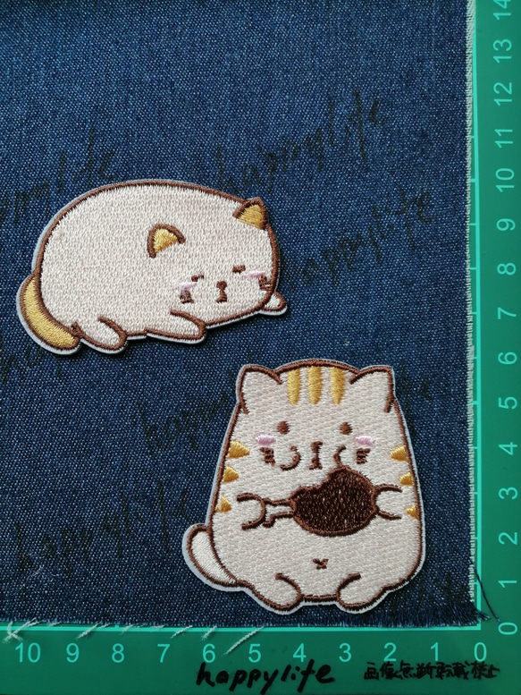 ２枚入り可愛いネコ　猫刺繍アイロンワッペン　シールタイプワッペン 1枚目の画像