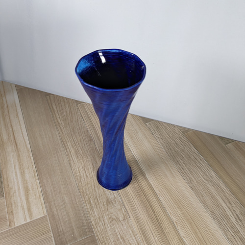青色スパイラルデザイン陶器花瓶 スパイラル 陶器の花瓶（青） 3D 1点限定 一輪挿し・花瓶・花器