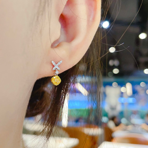 イエローダイヤモンド付きピアスk18 ピアス（スタッド・一粒） パール  