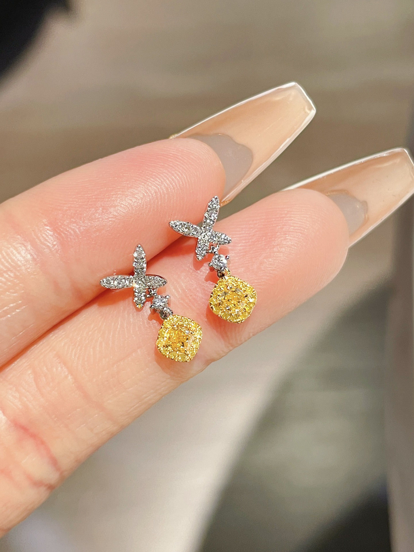 W】【it】【PLOW】18Kアルファベットダイヤモンドピアス (SMALL) W】【it】【PLOW】18Kアルファベットダイヤモンドピアス (SMALL)