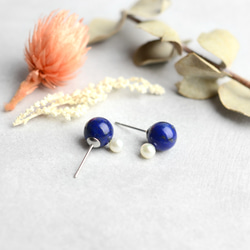 淡水珍珠和青金石耳環，手術不鏽鋼耳環，銀色，生日禮物，海軍藍 第3張的照片