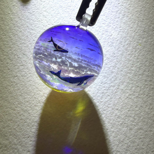 受注制作/M size】幻想レジン-雲海を泳ぐ鯨プレゼント/空 ペンダント