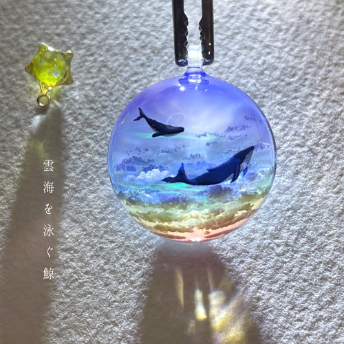 受注制作/M size】幻想レジン-雲海を泳ぐ鯨プレゼント/空 ペンダント