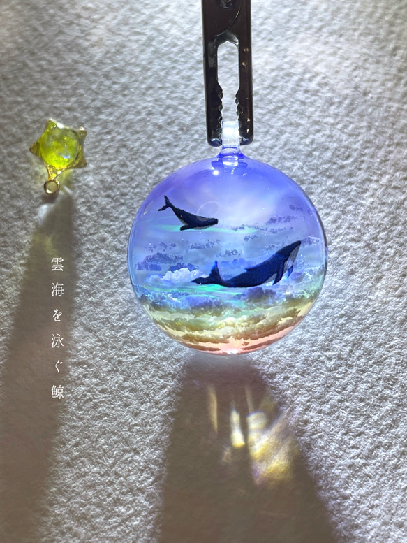 受注制作/M size】幻想レジン-雲海を泳ぐ鯨プレゼント/空 ペンダント