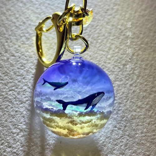 受注制作/M size】幻想レジン-雲海を泳ぐ鯨プレゼント/空 ペンダント