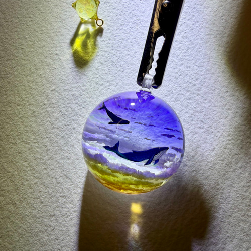 受注制作/M size】幻想レジン-雲海を泳ぐ鯨プレゼント/空 ペンダント