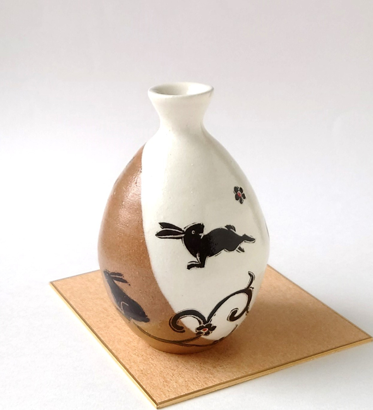 うさぎさんが跳ねる姿が可愛い　花兎　徳利　陶器