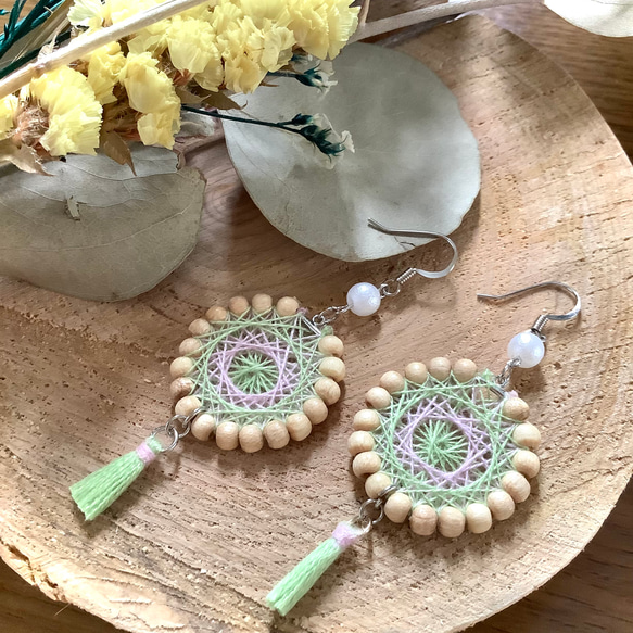 糸かけ曼荼羅ピアス(イヤリング)✨優しい黄緑と淡いピンク ピアス