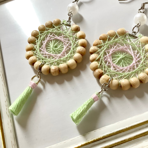 糸かけ曼荼羅ピアス(イヤリング)✨優しい黄緑と淡いピンク ピアス