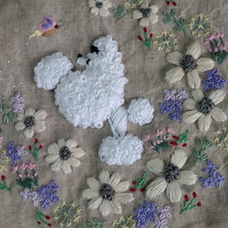 花に遊ぶ白いプードル刺繍とお花のマルチクロス（掛け布） 1枚目の画像