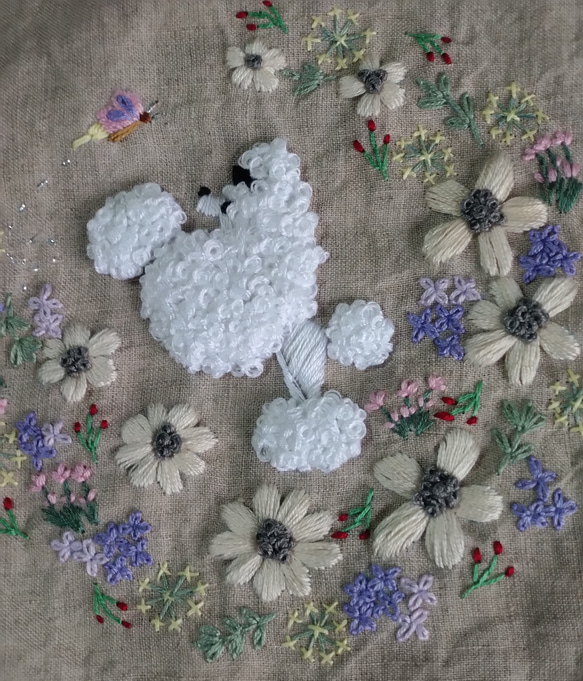 花に遊ぶ白いプードル刺繍とお花のマルチクロス（掛け布） 1枚目の画像