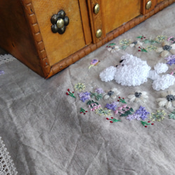 花に遊ぶ白いプードル刺繍とお花のマルチクロス（掛け布） 4枚目の画像