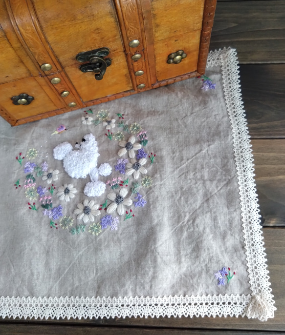 花に遊ぶ白いプードル刺繍とお花のマルチクロス（掛け布） 3枚目の画像