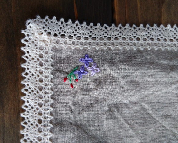 花に遊ぶ白いプードル刺繍とお花のマルチクロス（掛け布） 8枚目の画像