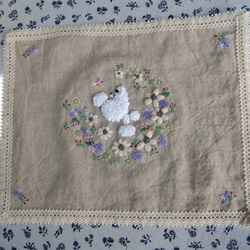 花に遊ぶ白いプードル刺繍とお花のマルチクロス（掛け布） 7枚目の画像