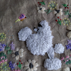 花に遊ぶ白いプードル刺繍とお花のマルチクロス（掛け布） 6枚目の画像